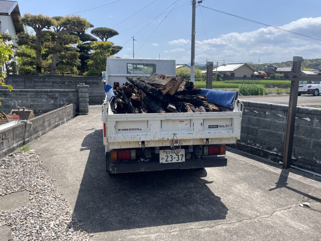 火事全焼解体現場の実際の写真。焼けた木の運搬状況